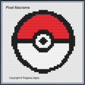 Puede incluir: Un diseño de arte de píxeles en blanco y negro de una Poké Ball, una bola roja y blanca con un centro negro, con el texto "Pixel Macrame" y "Copyright © Pegasus Signs" en la parte superior e inferior de la imagen.