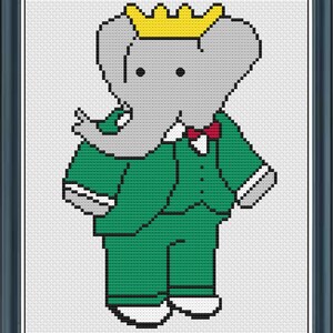 Könnte beinhalten: Kreuzstich-Bild eines Elefanten in einem grünen Anzug, roter Fliege und gelber Krone. Der Elefant ist grau mit schwarzen Augen, vor einem weißen Hintergrund. Das Kunstwerk ist in einem dunkelblauen Rahmen gerahmt.
