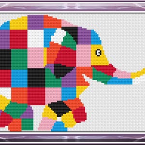 Op de afbeelding: Een kleurrijk kruissteekpatroon van een olifant. De olifant is samengesteld uit vierkanten in rood, blauw, groen, geel, paars, roze en zwart. Het kunstwerk is omlijst in een paarse rand.