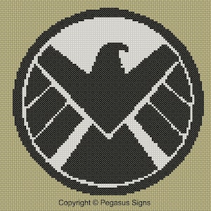 Peut inclure: Motif de point de croix noir et blanc du logo du S.H.I.E.L.D., représentant un aigle stylisé avec les ailes déployées. Le logo est entouré d'un cercle.