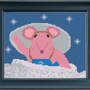 Puede incluir: Arte de punto de cruz de un ratón rosa con un atuendo azul y un casco claro, saludando desde una nube. El fondo es un cielo azul oscuro con acentos de estrellas blancas. La obra de arte está enmarcada en un marco azul oscuro.