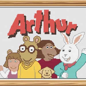 Op de afbeelding: Een ingelijste kruissteek met het woord "Arthur" in rode letters boven stripfiguren. De figuren zijn onder meer een aardvark met een bril, een konijn, een hond en andere figuren.