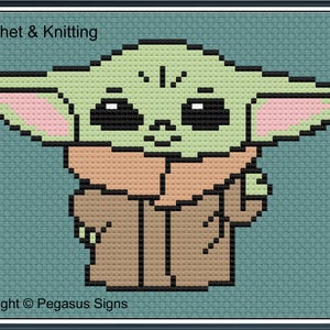 Peut inclure: Motif de point de croix pixelisé d'un personnage avec de grands yeux noirs, une peau verte et des vêtements beiges. L'image comprend le texte "Crochet & Knitting" en haut et "Copyright © Pegasus Signs" en bas. Le fond est de couleur turquoise.