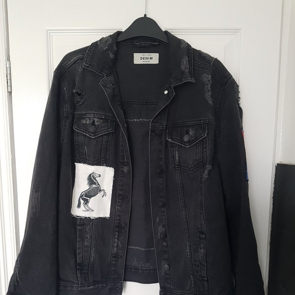 Veste en jean patchée artistique en détresse avec beau backpatch imprimé John Austen, punk, alt, grunge, e girl, emo, houe d’art, goth, skater, boho, stoner