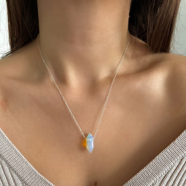 Collier Opalite en argent sterling, pendentif en cristal d’opale, cadeau de bijoux en cristal, bijoux de point de pilier de guérison, pierre précieuse minimaliste