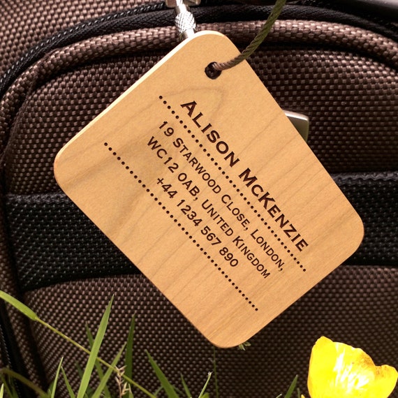 Personnalisé Gravé en bois Luggage Tag Bracelet en Cuir Cadeau aventure nous attend