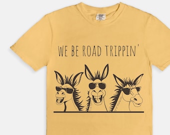 Camiseta divertida de vacaciones, estaremos viajando por carretera, burros y gafas de sol, camiseta de viaje por carretera, camiseta de viaje para niñas, camiseta de viaje por carretera, camiseta de viaje por carretera para niñas