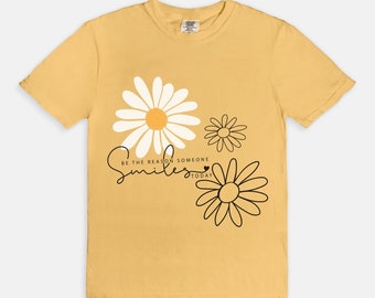 Daisy Tee "Sé la razón por la que alguien sonríe hoy" Camiseta Daisy, camiseta inspiradora, regalo para ella, camiseta floral Daisy, regalo de camiseta Daisy para ella