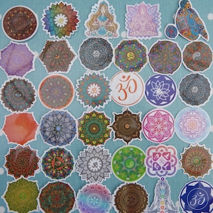 Può includere: Una collezione di adesivi mandala colorati con vari disegni, tra cui motivi floreali, forme geometriche e il simbolo "Om".