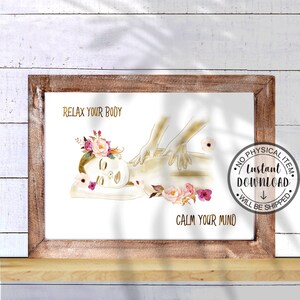 Pode incluir: Uma impress&atilde;o emoldurada com uma ilustra&ccedil;&atilde;o em aquarela de uma pessoa recebendo uma massagem, adornada com elementos florais. O texto "RELAX YOUR BODY" e "CALM YOUR MIND" &eacute; exibido. A impress&atilde;o est&aacute; em uma moldura de madeira.