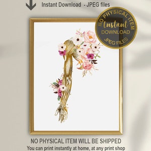 Puede incluir: Impresión digital de arte imprimible de un brazo anatómico dorado con flores rosas y moradas. La impresión tiene el texto "Descarga instantánea - Archivos JPEG" y "No se enviará ningún artículo físico. Puedes imprimir instantáneamente en casa, en cualquier tienda de impresión o subir y imprimir en línea."
