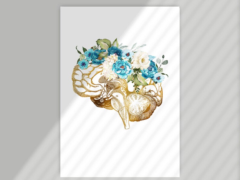 Op de afbeelding: Een goudkleurige illustratie van een menselijk brein versierd met blauwe en witte bloemstukken. Het kunstwerk is geplaatst tegen een witte achtergrond, wat een opvallend contrast cre&euml;ert. De details van de hersenen worden benadrukt met goud, en de bloemen voegen elegantie toe.