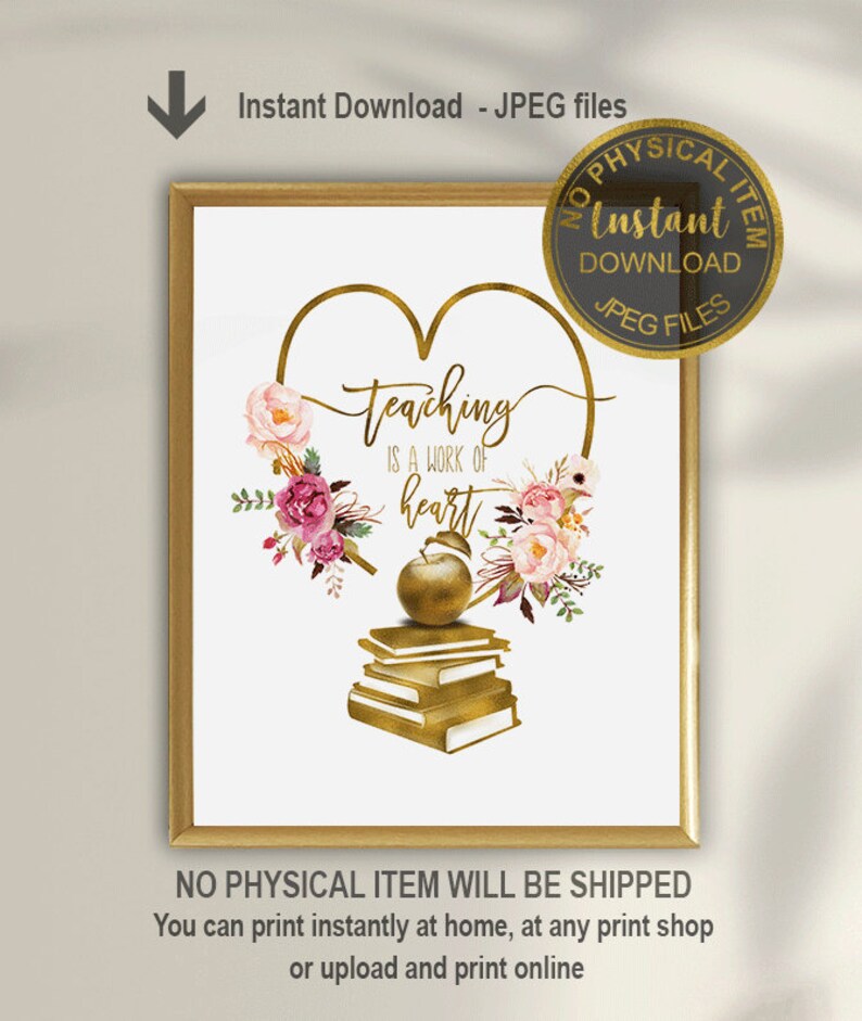 Op de afbeelding: Een printbare digitale download van een gouden hart met een bloemenkrans en de tekst "Onderwijs is een kwestie van het hart". Onder het hart bevinden zich een gouden appel en een stapel boeken. De achtergrond is wit.