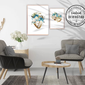 Op de afbeelding: Twee ingelijste kunstprints met anatomische illustraties van een hart en hersenen, versierd met bloemstukken in blauw, wit en goud. De prints worden getoond in een moderne woonkamer. De tekst "NO PHYSICAL ITEM INSTANT DOWNLOAD WILL BE SHIPPED" is ook zichtbaar.