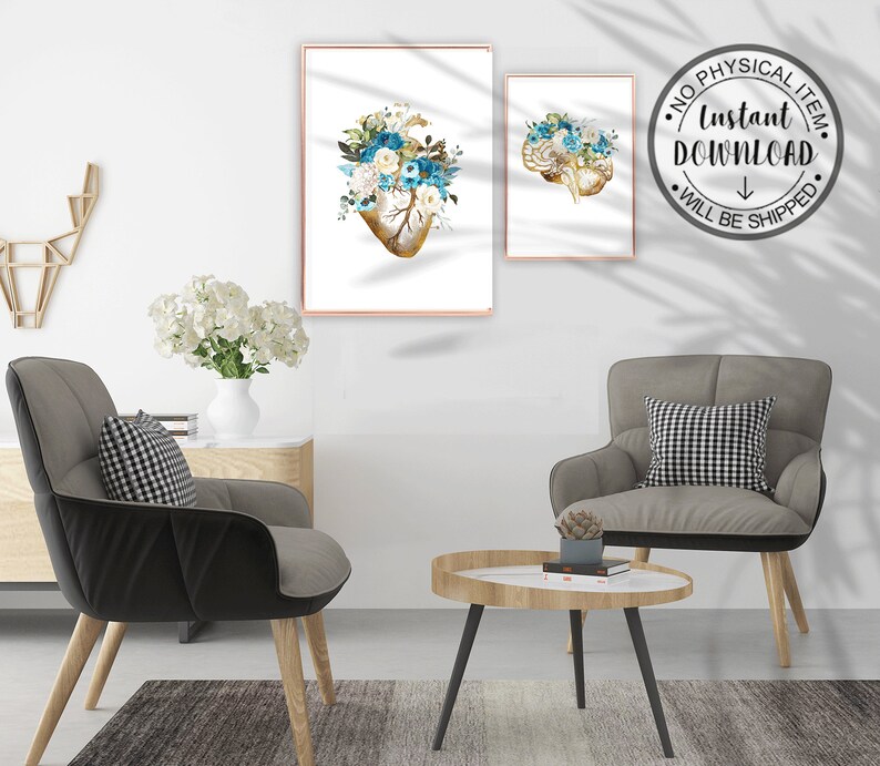 Op de afbeelding: Twee ingelijste kunstprints met anatomische illustraties van een hart en hersenen, versierd met bloemstukken in blauw, wit en goud. De prints worden getoond in een moderne woonkamer. De tekst "NO PHYSICAL ITEM INSTANT DOWNLOAD WILL BE SHIPPED" is ook zichtbaar.