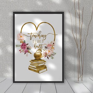 Op de afbeelding: Een printbare kunstprint met een gouden hart en een bloemmotief. De tekst luidt "onderwijs is een kwestie van het hart". Een gouden appel ligt op een stapel boeken.