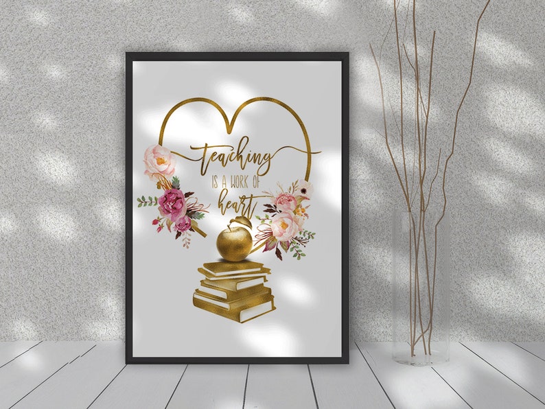 Op de afbeelding: Een printbare kunstprint met een gouden hart en een bloemmotief. De tekst luidt "onderwijs is een kwestie van het hart". Een gouden appel ligt op een stapel boeken.