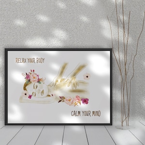 Pode incluir: Uma impress&atilde;o emoldurada com uma ilustra&ccedil;&atilde;o em aquarela de uma pessoa recebendo uma massagem, adornada com detalhes florais. O texto "Relax Your Body, Calm Your Mind" &eacute; exibido em letras douradas. A obra de arte est&aacute; em um fundo branco.