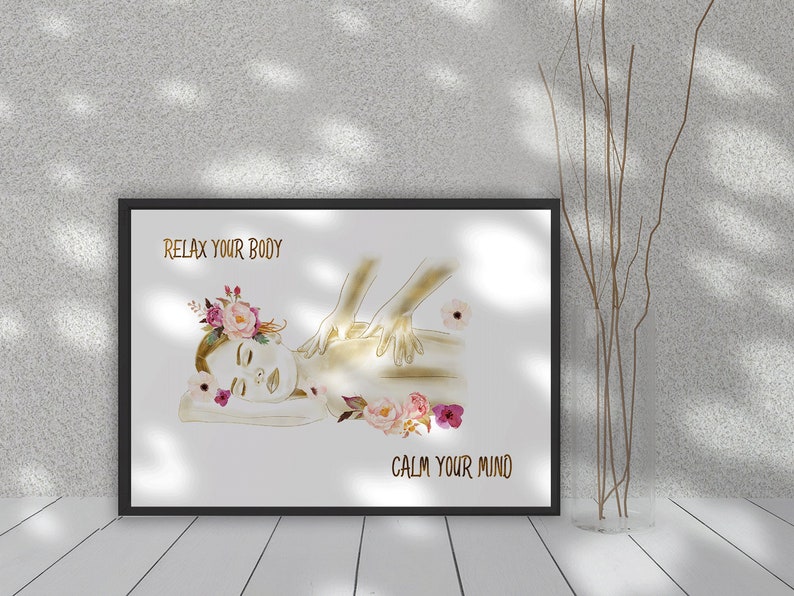 Pode incluir: Uma impress&atilde;o emoldurada com uma ilustra&ccedil;&atilde;o em aquarela de uma pessoa recebendo uma massagem, adornada com detalhes florais. O texto "Relax Your Body, Calm Your Mind" &eacute; exibido em letras douradas. A obra de arte est&aacute; em um fundo branco.