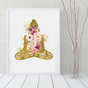 Op de afbeelding: Gouden silhouet van een persoon die mediteert met roze en witte bloemen in het midden. Het silhouet is omgeven door een gouden bloemmotief.