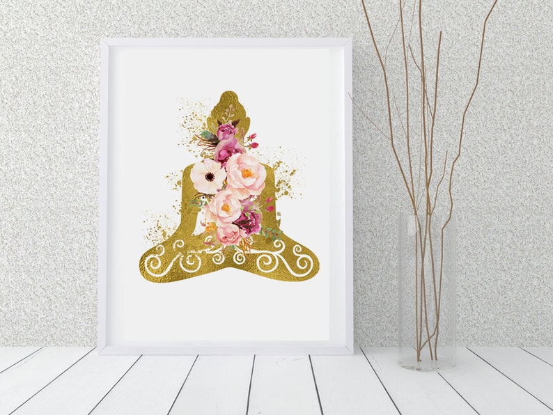Op de afbeelding: Gouden silhouet van een persoon die mediteert met roze en witte bloemen in het midden. Het silhouet is omgeven door een gouden bloemmotief.