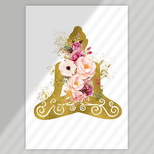 Op de afbeelding: Een gouden silhouet van een mediterende Boeddha met roze en witte aquarelbloemen.