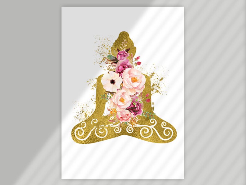 Op de afbeelding: Een gouden silhouet van een mediterende Boeddha met roze en witte aquarelbloemen.