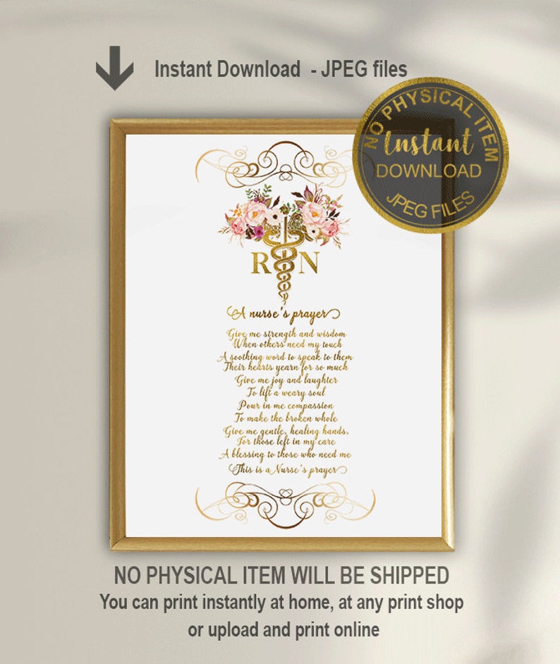 Pu&ograve; includere: Download digitale stampabile di un design floreale rosa e oro con un caduceo dorato e le lettere "RN" per una preghiera di infermiera. Il testo dice "Una preghiera di infermiera" e include una poesia sulla forza e la saggezza delle infermiere. Il testo in basso dice "NESSUN ARTICOLO FISICO SAR&Agrave; SPEDITO. Puoi stampare istantaneamente a casa, in qualsiasi negozio di stampa o caricare e stampare online."