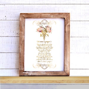 Pu&ograve; includere: Un design di arte da parete stampabile che presenta un simbolo medico dorato con una ghirlanda di fiori e le lettere "RN" al centro. Il testo "A nurse's prayer" &egrave; scritto in caratteri dorati sotto il simbolo, seguito da una poesia sulla forza e la compassione delle infermiere.
