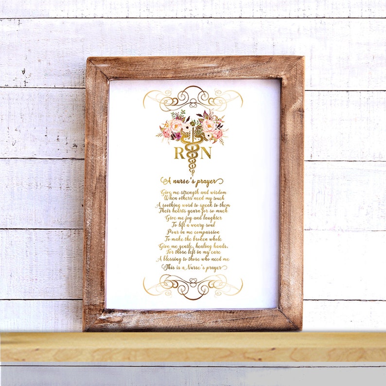 Pu&ograve; includere: Un design di arte da parete stampabile che presenta un simbolo medico dorato con una ghirlanda di fiori e le lettere "RN" al centro. Il testo "A nurse's prayer" &egrave; scritto in caratteri dorati sotto il simbolo, seguito da una poesia sulla forza e la compassione delle infermiere.