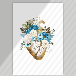 Op de afbeelding: Anatomische hartillustratie met een gouden metallic afwerking, versierd met blauwe, witte en groene bloemstukken. Het kunstwerk bevat botanische elementen en de tekst "Fig. 57."