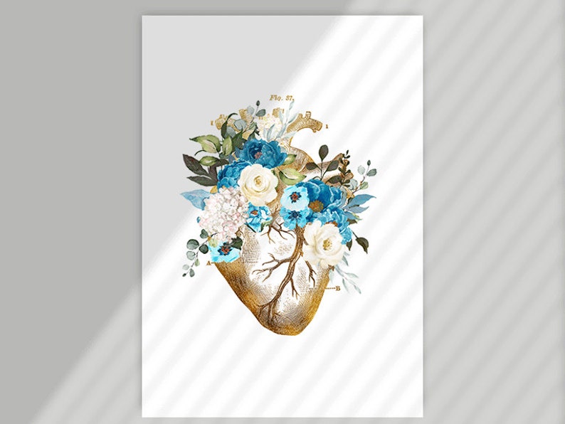 Op de afbeelding: Anatomische hartillustratie met een gouden metallic afwerking, versierd met blauwe, witte en groene bloemstukken. Het kunstwerk bevat botanische elementen en de tekst "Fig. 57."