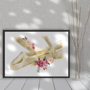 K&ouml;nnte beinhalten: Eine Aquarellillustration einer Person, die eine Beinmassage mit rosa und wei&szlig;en Blumen erh&auml;lt.