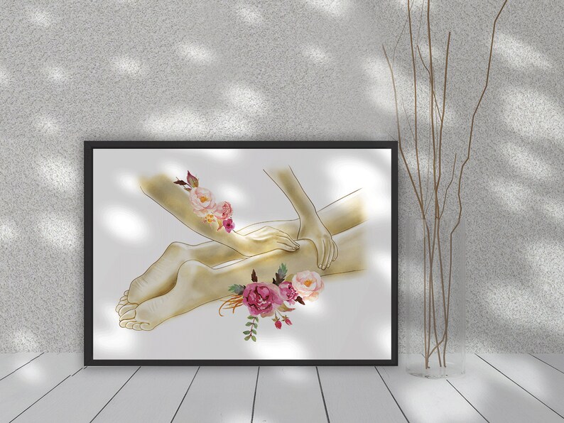K&ouml;nnte beinhalten: Eine Aquarellillustration einer Person, die eine Beinmassage mit rosa und wei&szlig;en Blumen erh&auml;lt.