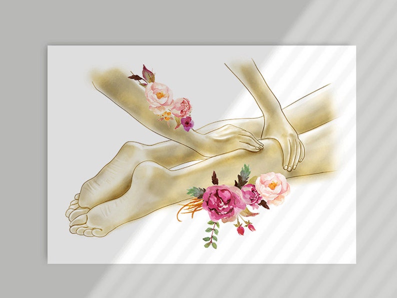 K&ouml;nnte beinhalten: Eine Aquarell-Illustration einer Person, die eine Beinmassage erh&auml;lt. Die Beine der Person sind in Gold dargestellt, und die H&auml;nde des Massagetherapeuten sind sichtbar. Rosa und violette Blumen sind um die Beine herum angeordnet.