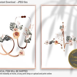Op de afbeelding: Twee afdrukbare kunstprints met een stethoscoop en een EKG-lijn met bloemmotieven. De stethoscoop is koperkleurig en de EKG-lijn is koperkleurig. De bloemmotieven zijn in tinten roze, perzik en groen.