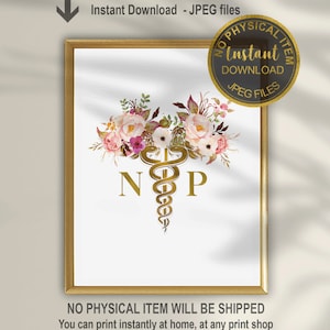 Puede incluir: Impresión digital imprimible que presenta un símbolo de caduceo médico dorado con acentos florales rosas y blancos y las letras "NP" sobre un fondo blanco.
