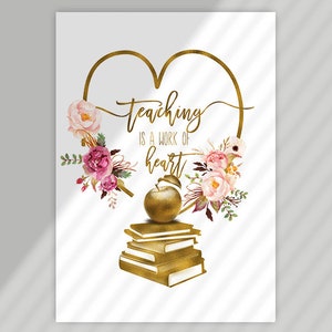 Op de afbeelding: Een gouden hartvormig frame met roze en witte aquarelbloemen en een gouden appel. De tekst "Teaching is a work of heart" staat in het frame.