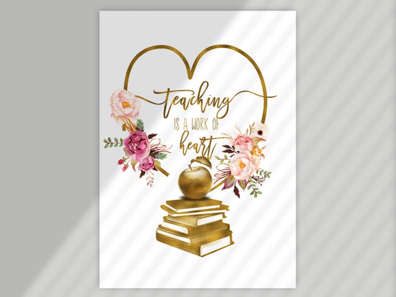 Op de afbeelding: Een gouden hartvormig frame met roze en witte aquarelbloemen en een gouden appel. De tekst "Teaching is a work of heart" staat in het frame.