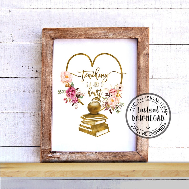 Op de afbeelding: Een printbare quote over lesgeven: "Onderwijs is een werk van het hart." De quote is omringd door een gouden hartvorm met roze en witte bloemen. Een stapel gouden boeken met een gouden appel erop bevindt zich onder het hart.