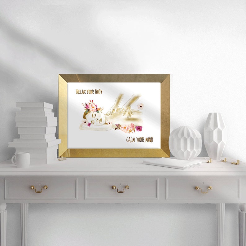 Pode incluir: Uma moldura dourada contendo uma impress&atilde;o que apresenta uma ilustra&ccedil;&atilde;o de uma pessoa recebendo uma massagem. A obra de arte inclui detalhes florais e o texto "Relax Your Body, Calm Your Mind". A impress&atilde;o &eacute; exibida em uma mesa branca com itens decorativos.