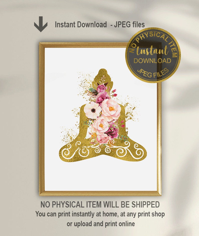 Op de afbeelding: Een digitale print van een gouden Boeddha-silhouet met roze en witte aquarelbloemen. De afbeelding heeft een witte achtergrond en de tekst "Direct downloaden - JPEG-bestanden" staat bovenaan de afbeelding.
