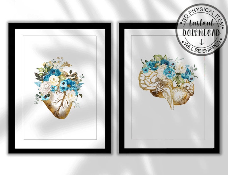 Op de afbeelding: Twee ingelijste kunstdrukken. E&eacute;n toont een goudkleurig hart versierd met blauwe en witte bloemen. De andere toont een goudkleurig brein met vergelijkbare bloemaccenten. De prints staan tegen een witte achtergrond, met een zwarte lijst. Tekst op de afbeelding luidt "NO PHYSICAL ITEM Instant DOWNLOAD WILL BE SHIPPED".