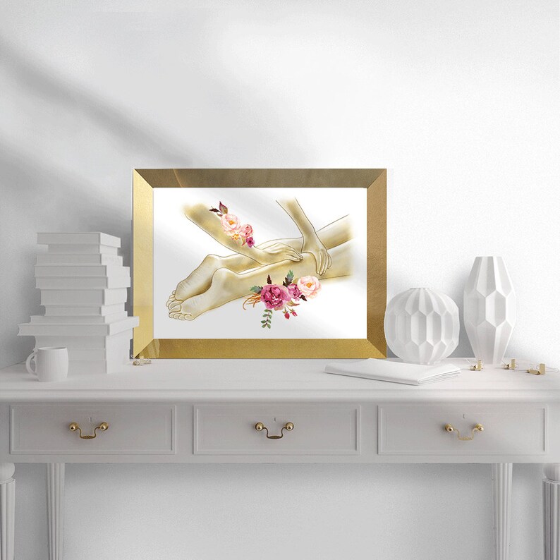 K&ouml;nnte beinhalten: Eine Aquarell-Illustration einer Person, die eine Beinmassage erh&auml;lt. Die Illustration ist in Goldt&ouml;nen mit rosa und burgunderfarbenen Blumen gehalten.