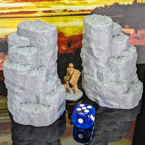 The Rocky Pass (2 peças) – Terreno de mesa para DnD, Warhammer 40k e RPG