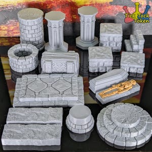 Könnte beinhalten: Ein Set mit 14 grauen Miniatur-Dungeon-Kacheln aus Harz, darunter Säulen, Wände, Böden und ein Sarg mit einem Skelett darin. Die Kacheln sind für Tabletop-Rollenspiele konzipiert.
