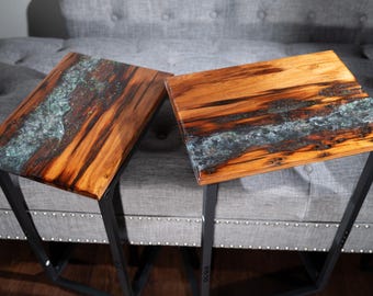 Mesa auxiliar C-Table de ciprés con resina epoxi y madera laminada, hecha a medida: mesa auxiliar que ahorra espacio, escritorio para portátil o mesa de sofá.