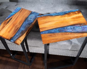 Mesa auxiliar de sofá moderna de epoxi con acabado en ciprés de Sinker hecha a mano