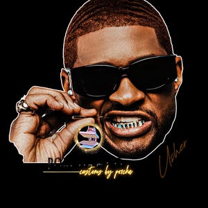 Può includere: Primo piano di un uomo con occhiali da sole e una griglia d'oro. L'uomo sorride e tiene un piccolo oggetto in bocca. Il testo "Usher" è scritto in lettere dorate sotto il viso dell'uomo. Il testo "customs by procho" è scritto in lettere nere sotto il viso dell'uomo.