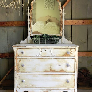 VENDUTO / Shabby chic bianco e giallo dipinto in difficoltà cassettiera antica / Mobili antichi dipinti / comò bianco con specchio